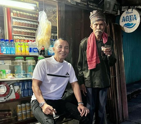 Gaya Santai Mayjen TNI Nongkrong di Warung Sederhana, Bertemu Sosok Kakek Penjual Akik Punya Kisah Haru