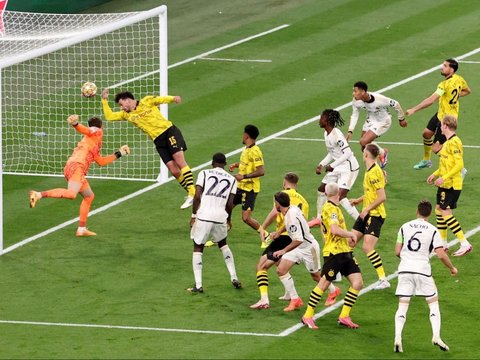 FOTO: Euforia Real Madrid Juara Liga Champions 2023/2024, Mulai Angkat Trofi hingga Lempar Pelatih Carlo Ancelotti ke Udara