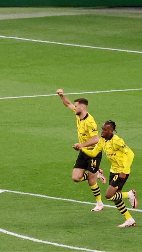 Pada menit ke-87, Dortmund berhasil mencetak gol lewat sundulan Fullkrug. Namun hakim garis sudah lebih dulu mengibarkan bendera offside. Keputusan ini didukung oleh VAR. Foto: REUTERS<br>