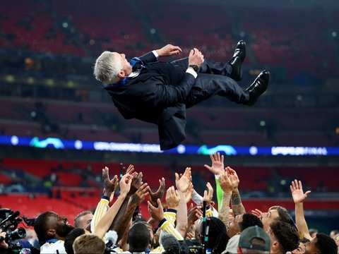 Real Madrid telah resmi dinobatkan sebagai juara Liga Champions musim 2023/2024. Kesuksesan tersebut mereka raih dengan mengalahkan Borussia Dortmund dengan skor 2-0 pada laga final yang digelar Minggu (2 Juni 2024) dini hari.