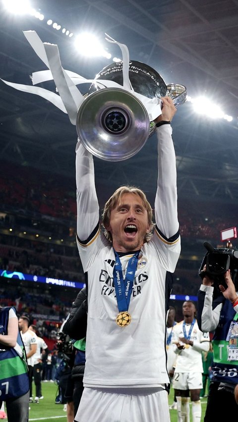 Real Madrid telah resmi dinobatkan sebagai juara Liga Champions musim 2023/2024. Kesuksesan tersebut mereka raih dengan mengalahkan Borussia Dortmund dengan skor 2-0 pada laga final yang digelar Minggu (2 Juni 2024) dini hari.