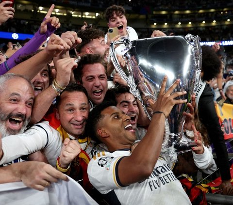 FOTO: Euforia Real Madrid Juara Liga Champions 2023/2024, Mulai Angkat Trofi hingga Lempar Pelatih Carlo Ancelotti ke Udara