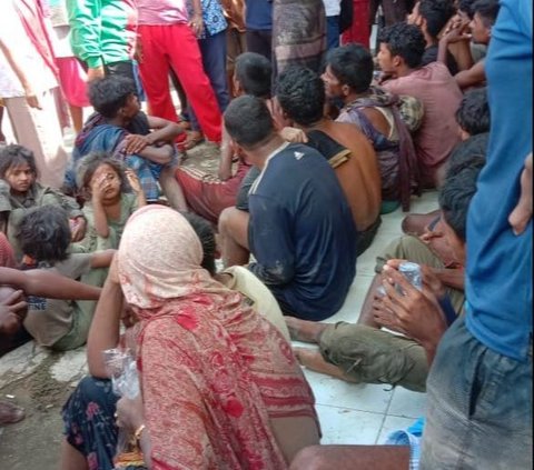 Rohingya Refugees in Aceh Flee from the Shelter in Droves