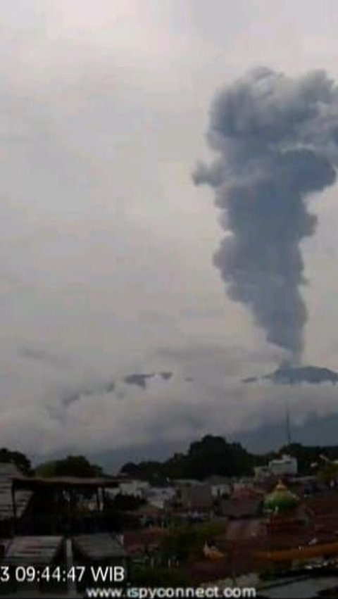 Gunung Marapi Kembali Erupsi, Tinggi Abu Vulkanik Capai 1.000 Meter di Atas Puncak