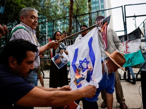 FOTO: Kecam Serangan Israel ke Rafah, Warga Pro-Palestina di Meksiko Bakar Bendera Amerika dan Israel