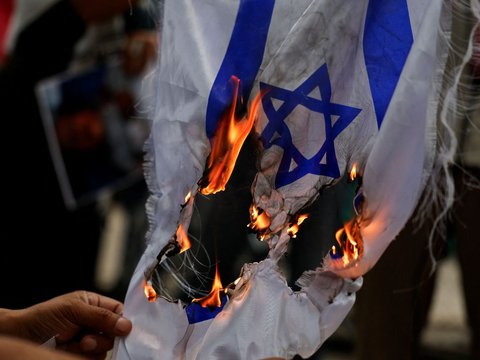 FOTO: Kecam Serangan Israel ke Rafah, Warga Pro-Palestina di Meksiko Bakar Bendera Amerika dan Israel