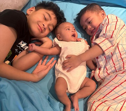 Raffi Ahmad Finally Reveals Baby Lily's Face with His Two Sons