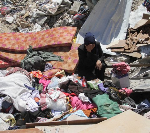 FOTO: Kisah Anwar, Penjahit Palestina di Gaza yang Ramai Didatangi Orang-Orang Kurus yang Kelaparan untuk Mengecilkan Ukuran Baju
