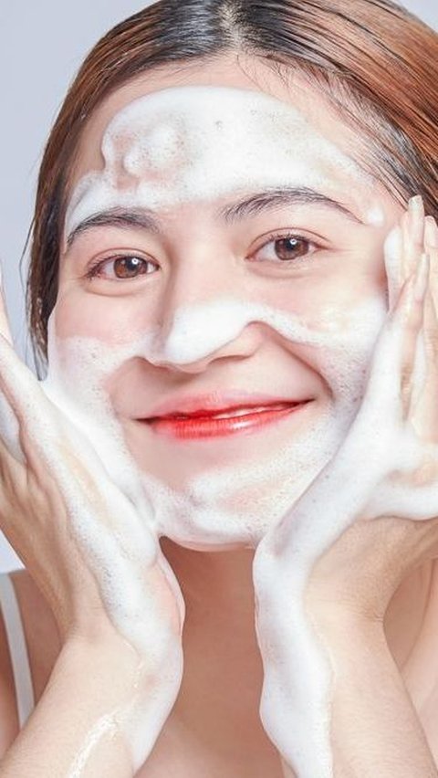 4. Beralih ke Cleanser yang Lebih Ringan