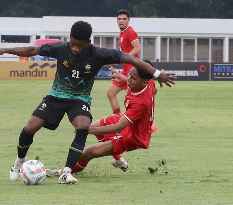 Pemain timnas Indonesia, Marselino Ferdinan (kanan) berusaha merebut bola dari kaki Kokola Charles M'Mombwa (Tanzania) pada laga ujicoba di Stadion Madya, Kompleks Gelora Bung Karno, Senayan, Jakarta, Minggu (2/6/2024). (Liputan6.com/Herman Zakharia)