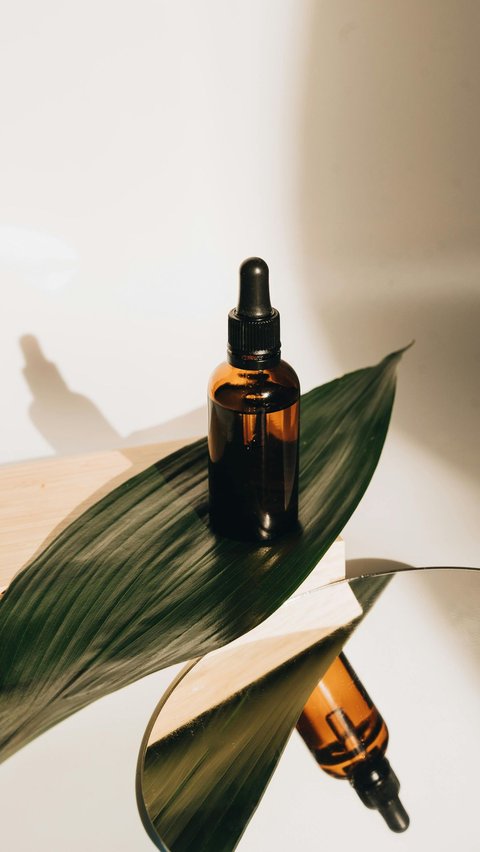 Cara mengatasi rambut rontok dengan menggunakan hair serum.