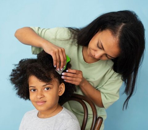 10 Cara Sederhana Menghilangkan Kutu Rambut dan Telurnya Secara Alami dan Permanen