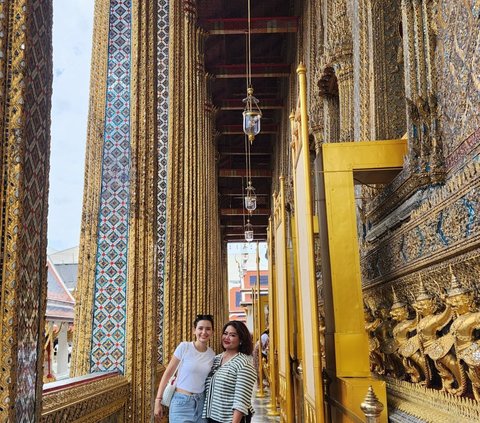 10 Potret Azriel Hermansyah Liburan di Bangkok dengan Sarah Menzel, Kompak Bareng Calon Mertua