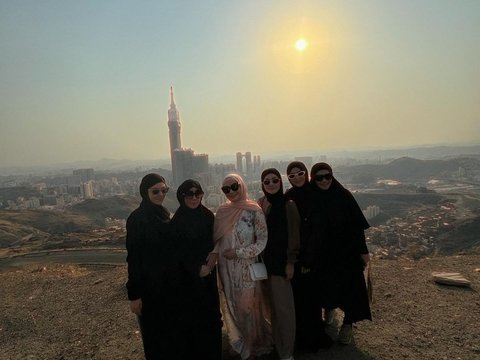 Deretan Foto Raffi Ahmad dan Nagita Slavina di Jabal Khandama Mekkah, Pemandangannya Indah Banget