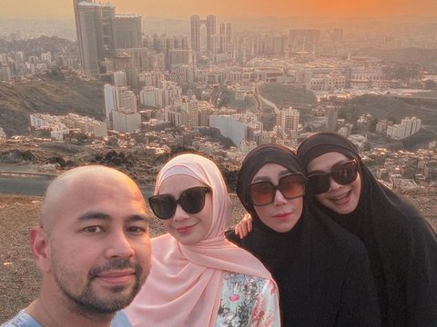 Deretan Foto Raffi Ahmad dan Nagita Slavina di Jabal Khandama Mekkah, Pemandangannya Indah Banget