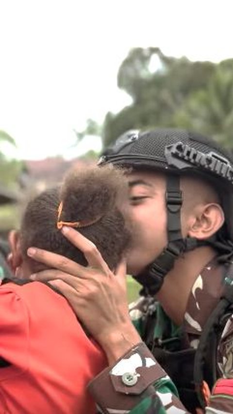 Meskipun tersenyum di depan masyarakat, namun rasa kesedihan juga terlihat jelas di wajah para prajurit TNI. <br>