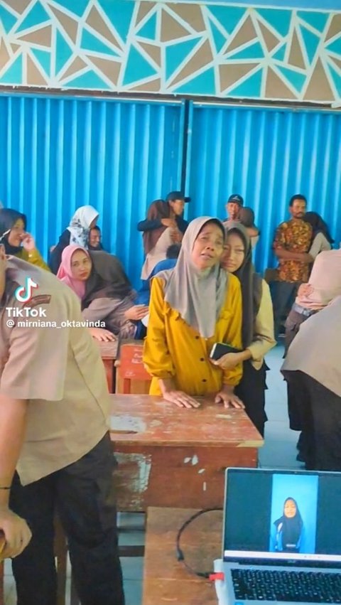 Putar Video saat Pembagian Rapor, Aksi Wali Kelas Ini Bikin Para Orang Tua Murid Banjir Air Mata