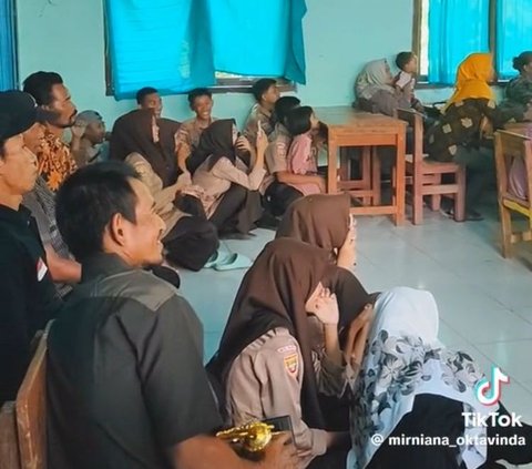 Putar Video saat Pembagian Rapor, Aksi Wali Kelas Ini Bikin Para Orang Tua Murid Banjir Air Mata