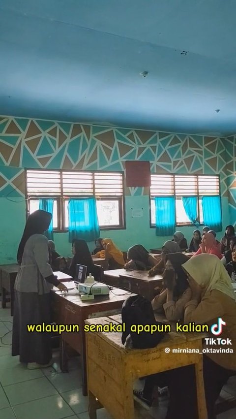 Putar Video saat Pembagian Rapor, Aksi Wali Kelas Ini Bikin Para Orang Tua Murid Banjir Air Mata