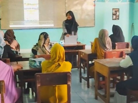 Putar Video saat Pembagian Rapor, Aksi Wali Kelas Ini Bikin Para Orang Tua Murid Banjir Air Mata