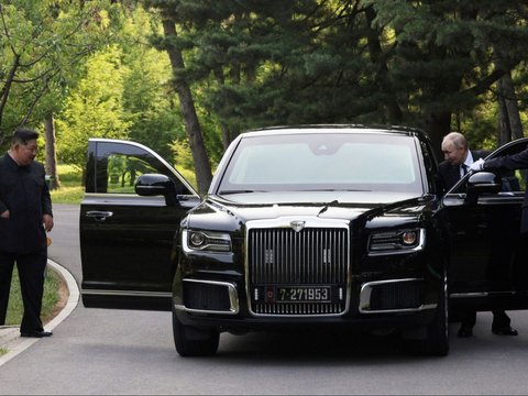 FOTO: Momen Mesra Putin Sopiri Kim Jong-un Naik Limosin Mewah Buatan Rusia di Pyongyang