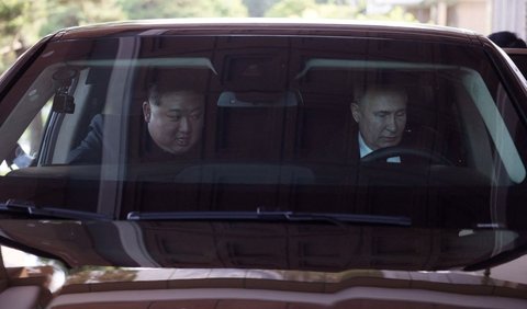 Kedua kepala negara itu berfoto dengan mobil Aurus, dengan Putin berada di belakang kemudi, tetapi tidak jelas apakah itu adalah mobil yang baru saja mereka beli.