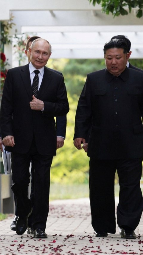 Momen ini langka ini telah memperlihatkan keakraban dan kesepahaman antara kedua pemimpin negara tersebut. Foto: Sputnik/Gavriil Grigorov/Pool via REUTERS<br>