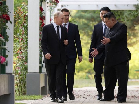 FOTO: Momen Mesra Putin Sopiri Kim Jong-un Naik Limosin Mewah Buatan Rusia di Pyongyang