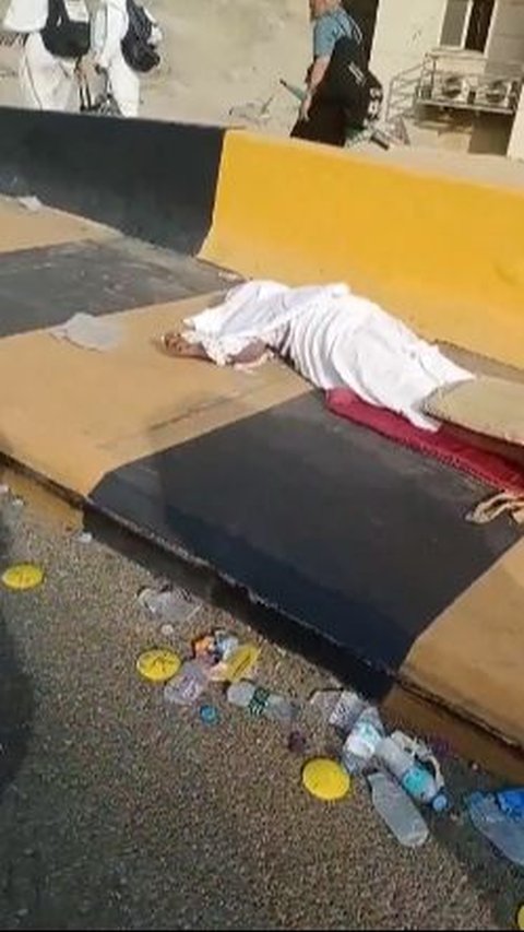 Viral Video Corpses of Hajj Pilgrims Lying on the Street Allegedly Due to 53 Degree Heat