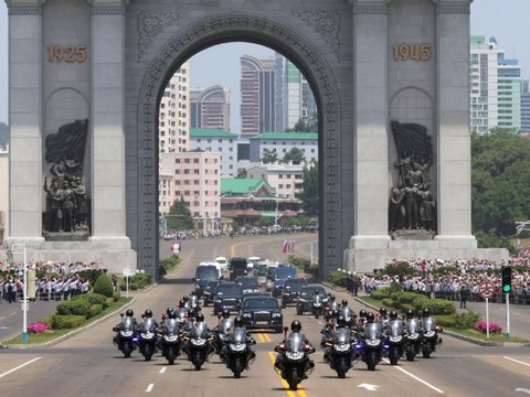 FOTO: Kehebohan Warga Korea Utara Sambut Iring-iringan Kendaraan Presiden Vladimir Putin di Jalan Raya Pyongyang