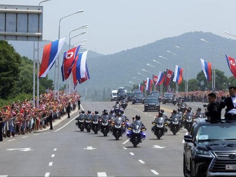FOTO: Kehebohan Warga Korea Utara Sambut Iring-iringan Kendaraan Presiden Vladimir Putin di Jalan Raya Pyongyang