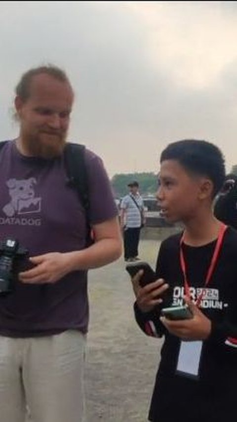 Video tugas sekolah anak SMP untuk wawancarai bule ini viral, curi perhatian.