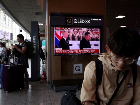 FOTO: Kehebohan Warga Korea Utara Sambut Iring-iringan Kendaraan Presiden Vladimir Putin di Jalan Raya Pyongyang