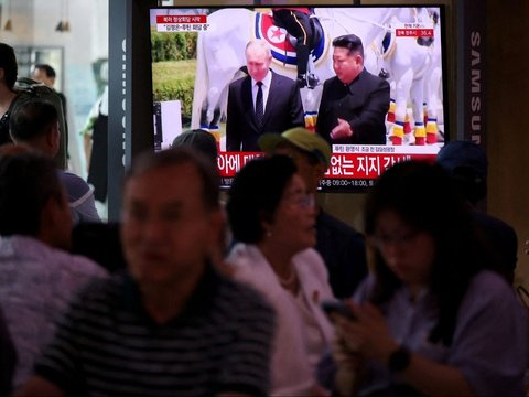 FOTO: Kehebohan Warga Korea Utara Sambut Iring-iringan Kendaraan Presiden Vladimir Putin di Jalan Raya Pyongyang