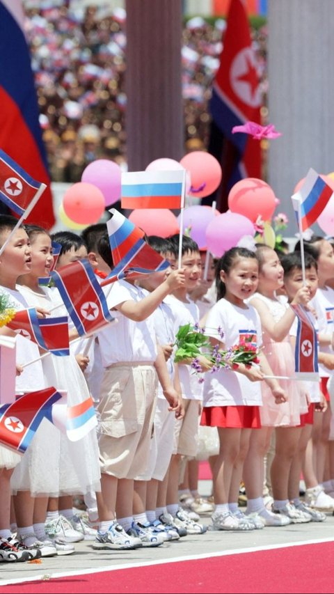 FOTO: Kehebohan Warga Korea Utara Sambut Iring-iringan Kendaraan Presiden Vladimir Putin di Jalan Raya Pyongyang