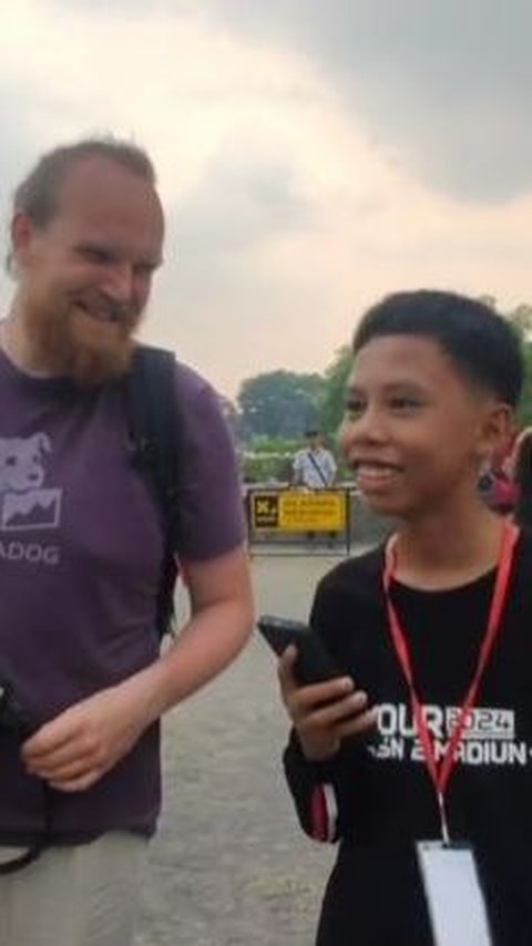 Video Tugas Sekolah Anak SMP untuk Wawancarai Bule Ini Viral, Curi Perhatian
