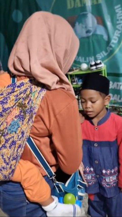 Ya, Anggota Dirlantas Polda DIY Ipda Bon Ali ini menjadi orang tua asuh bagi bocah yatim bernama Ilham.<br>