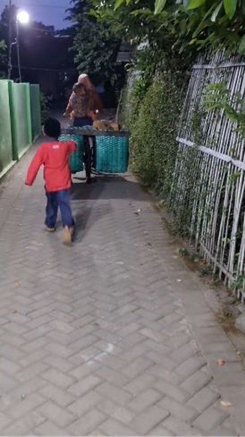 Sedihnya, Ilham terlihat sempat mengantar sang Ibu hingga ujung gang. Ia berlari mengikuti kayuhan sepeda sang Ibu. <br>