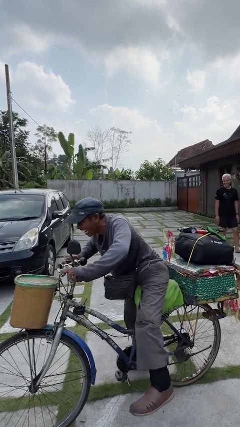 Kisah Pedagang Mainan Kehilangan Satu Kaki Tetap Jualan dengan Sepeda, Ketemu Sosok Penting Diajak Mampir ke Rumah