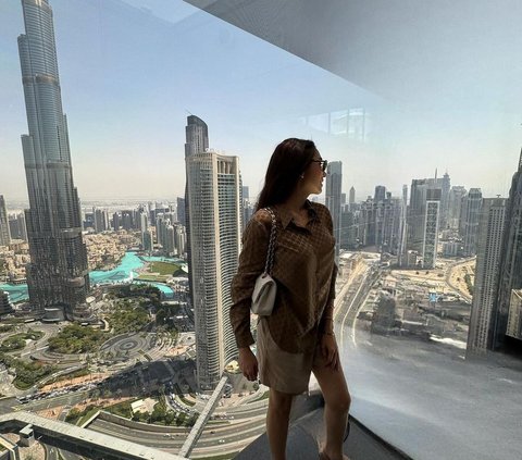 10 Portraits of Angel Karamoy's Vacation in Dubai, Her Face After Plastic Surgery Highlighted