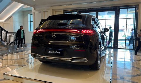 Lampu full LED Mercedes-Benz EQE SUV menyambung dari kiri ke kanan, selaras dengan bahasa desain Mercedes-Benz EQ lainnya di bagian buritan