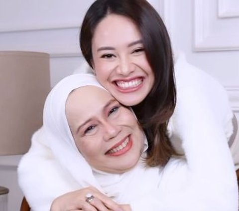Like Mother to Her Own Child, Dewi Yull Enjoys Chatting with Her Daughter-in-Law Asking for Skincare Share