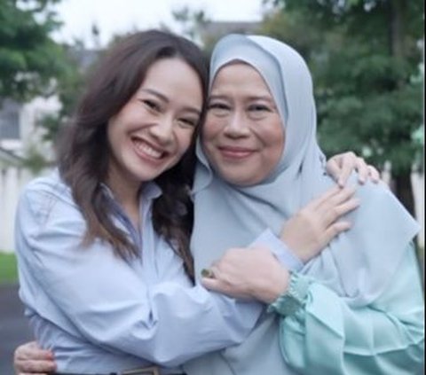 Like Mother to Her Own Child, Dewi Yull Enjoys Chatting with Her Daughter-in-Law Asking for Skincare Share