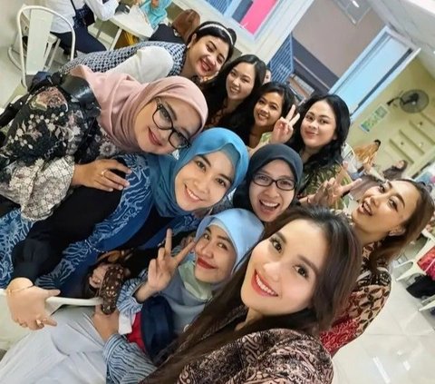 7 Potret Ayu Ting Ting Akrab dengan Wali Murid Teman Bilqis, Mudah Bergaul!