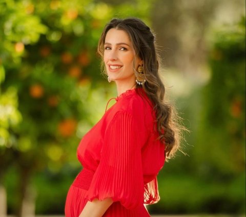 Beautiful Portrait of Princess Rajwa, the Pregnant Daughter-in-Law of the King of Jordan