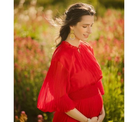 Beautiful Portrait of Princess Rajwa, the Pregnant Daughter-in-Law of the King of Jordan