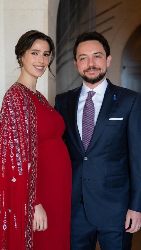 Beautiful Portrait of Princess Rajwa, the Pregnant Daughter-in-Law of the King of Jordan