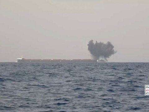FOTO: Kapal Batu Bara Yunani Meledak Dahsyat di Laut Merah Usai Dihantam Rudal Kendali Jarak Jauh Pasukan Houthi