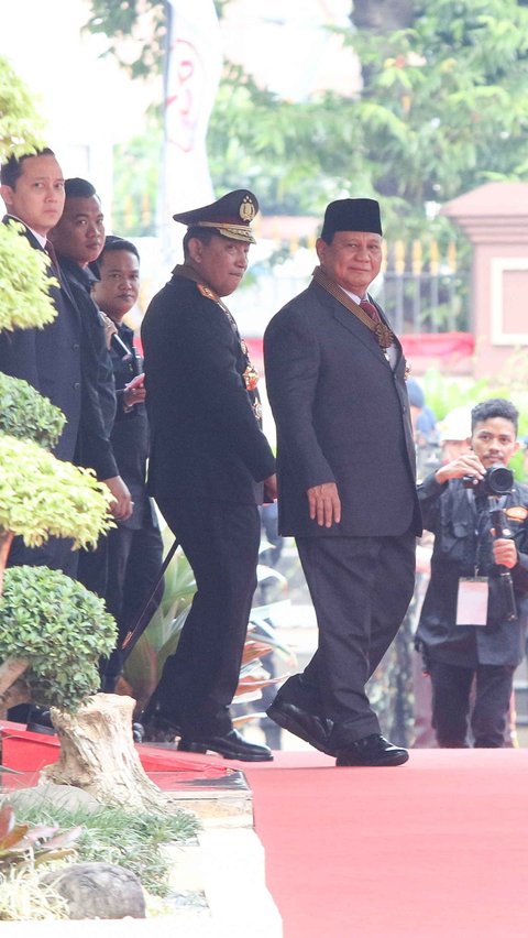 Kapolri Jenderal Listyo Sigit Prabowo secara langsung melakukan penyematan penghargaan untuk Presiden Terpilih periode 2024-2029 itu. Liputan6.com/Herman Zakharia
