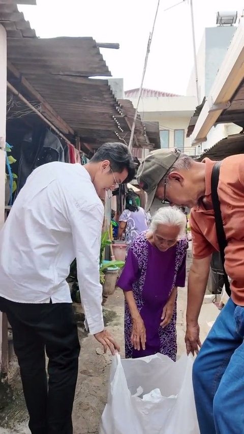 Siapa sangka, Antonio Blanco Jr yang dikenal sebagai aktor tampan non-Muslim ikut merayakan Idul Adha bersama kekasihnya, Zoe Abbas.